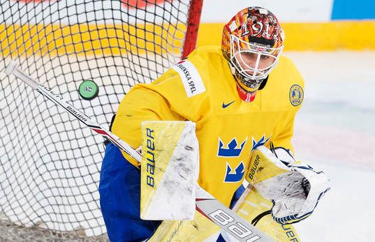 Sveriges målvakt Felix Sandström på uppvärmningen