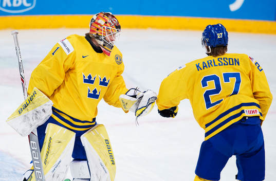 Sveriges målvakt Felix Sandström och Anton Karlsson på