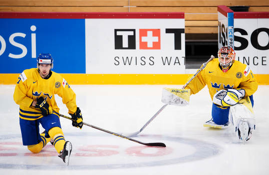 Sveriges Marcus Pettersson och målvakt Felix Sandström
