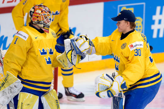 Sveriges målvakt Felix Sandström och målvakt Linus