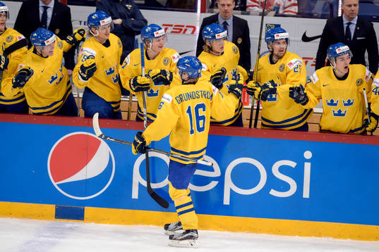 Sveriges Carl Grundström jublar med lagkamraterna