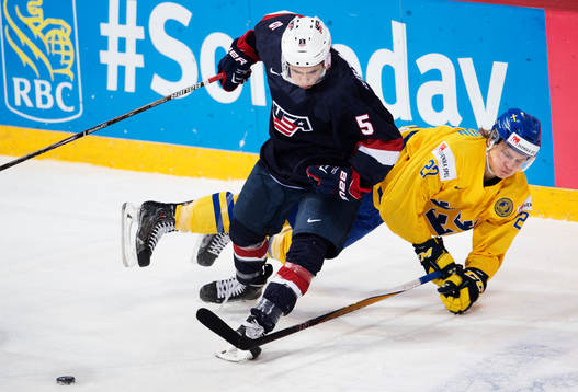 s Brandon Fortunato i en duell med Sveriges Anton Karlsson