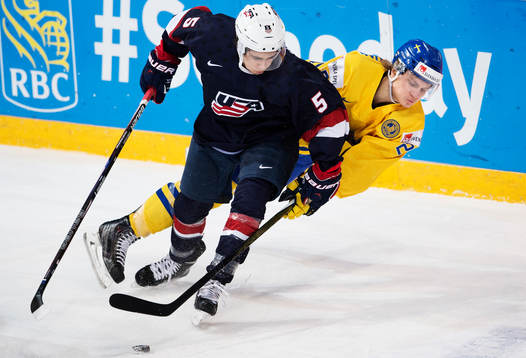 s Brandon Fortunato i en duell med Sveriges Anton Karlsson