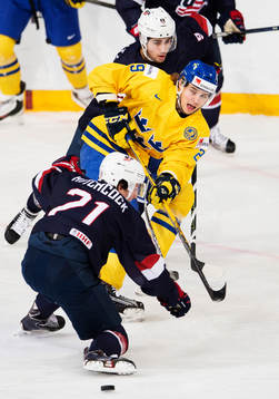 s Ryan Hitchcock och Nick Schmaltz utmanas av Sveriges