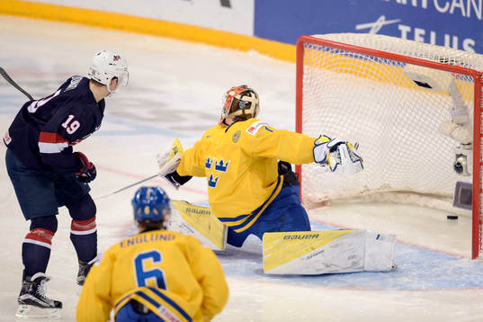 s Ryan Donato gör 2-4 bakom Sveriges målvakt Felix