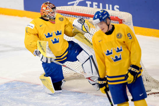 Sveriges målvakt Felix Sandström och Gabriel Carlsson