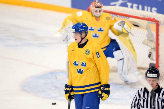 Sveriges Gabriel Carlsson och målvakt Felix Sandström