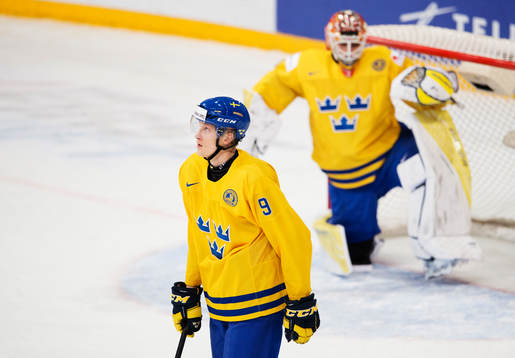 Sveriges Gabriel Carlsson och målvakt Felix Sandström