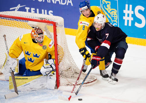 Sveriges målvakt Felix Sandström och Gustav Forsling