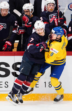 s Matthew Tkachuk tacklar Sveriges Gustav Forsling