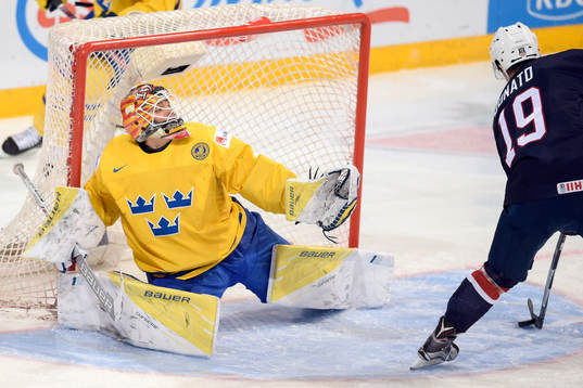 s Ryan Donato gör 2-7 bakom Sveriges målvakt Felix