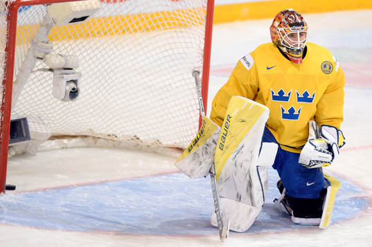 Sveriges målvakt Felix Sandström deppar