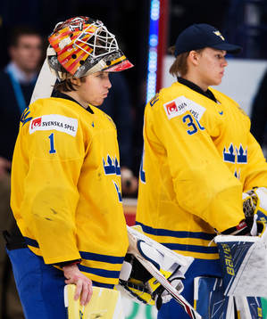 Sveriges målvakter Felix Sandström och Linus Söderström
