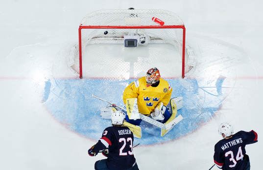 s Brock Boeser (nr 23) gör 2-3 bakom Sveriges målvakt