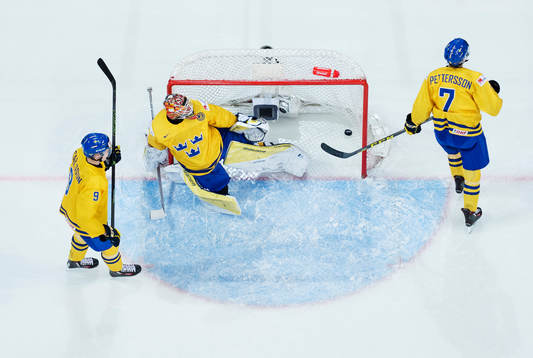 Sveriges Gabriel Carlsson, målvakt Felix Sandström och