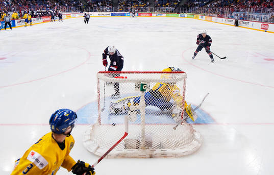 s Ryan Donato gör 2-7 bakom Sveriges målvakt Felix