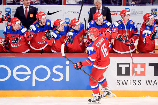 Rysslands Vladislav Kamenev jublar med lagkamraterna