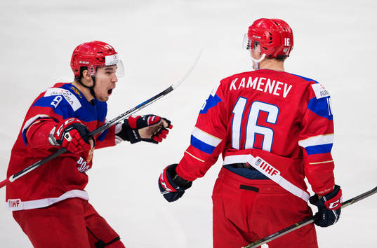 Rysslands Ivan Provorov och Vladislav Kamenev jublar