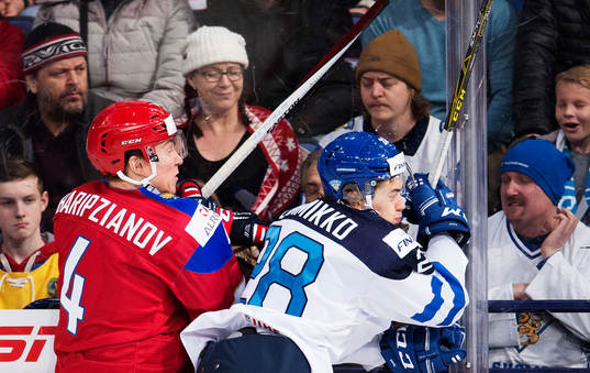 Rysslands Damir Sharipzyanov tacklar Finlands Juho Lammikko
