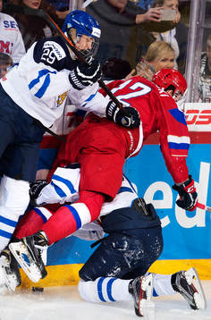 Finlands Patrik Laine tacklar Rysslands Pavel Kraskovski