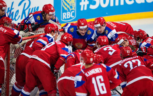 Rysslands spelare samlas kring mål