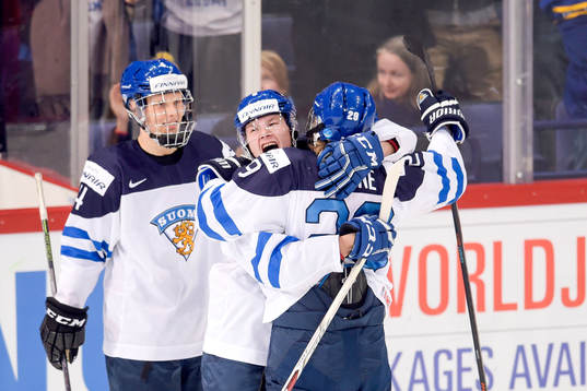 Finlands Patrik Laine jublar med lagkamraterna