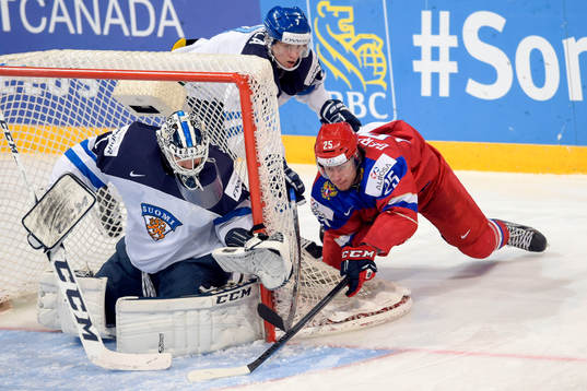 Finlands målvakt Kaapo Kähkönen och Niko Mikkola