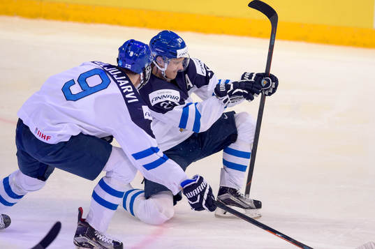 Finlands Jesse Puljujärvi och Sebastian Aho jublar