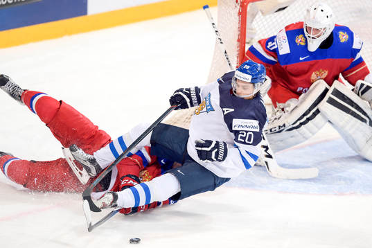 Rysslands Dmitri Sergeyev fäller Finlands Sebastian Aho