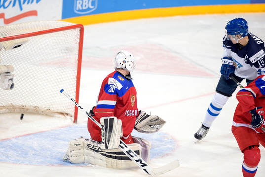 Finlands Mikko Rantanen styr in 2-3 bakom Rysslands