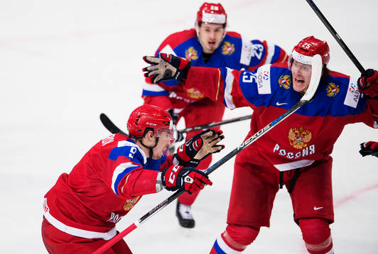 Rysslands Ivan Provorov och Alexander Dergachyov jublar