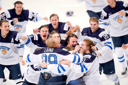 Finlands Kasperi Kapanen jublar med lagkamraterna