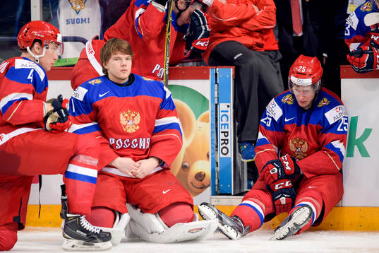 Rysslands Damir Sharipzyanov, målvakt Ilya Samsonov och