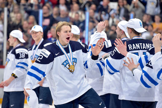 Finlands Kasper Björkqvist jublar med lagkamraterna