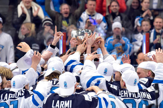Finlands spelare höjer pokalen