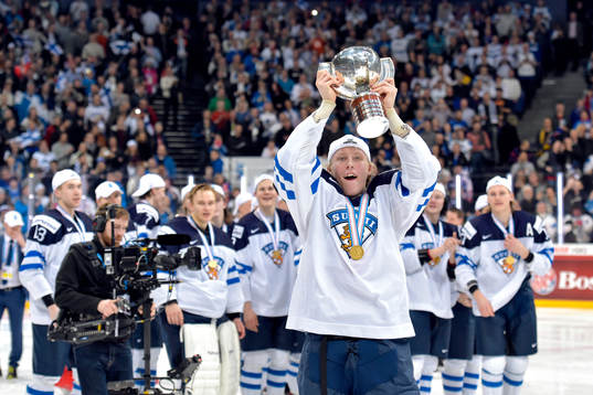 Finlands Patrik Laine höjer pokalen