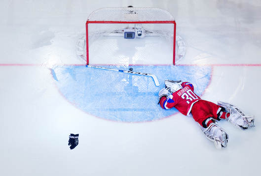 Rysslands målvakt Alexander Georgiev deppar