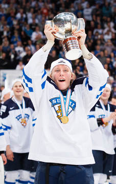 Finlands Patrik Laine höjer pokalen