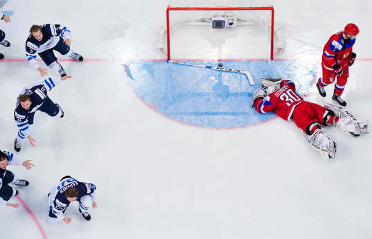 Finlands spelare med Kasperi Kapanen jublar