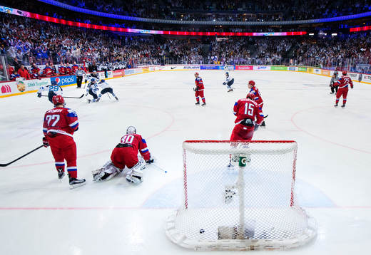 Finlands Sebastian Aho jublar med lagkamrater