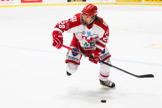 Timrås Erik Lindhagen med pucken