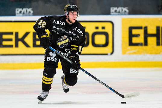 s Andreas Hjelm med pucken