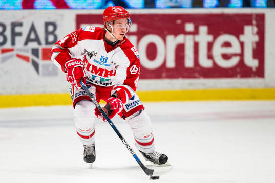 Timrås Mattias Nilsson med pucken