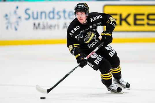 s Jesper Frödén med pucken