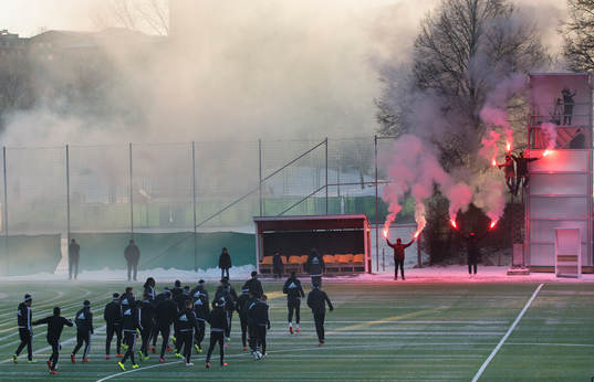 Spelarna möts av bengaler