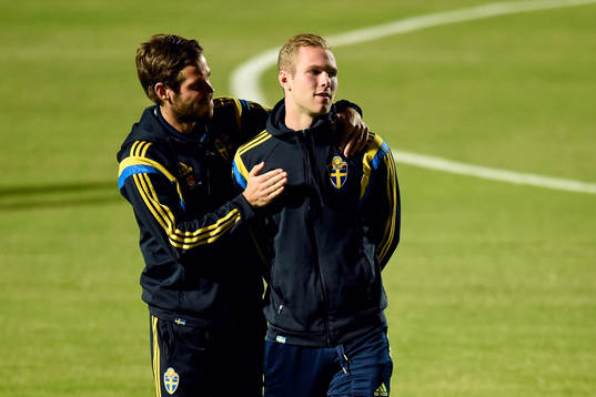 Sveriges Emil Salomonsson och Gustav Engvall känner på