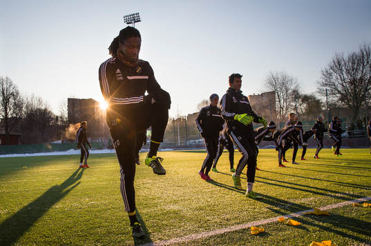 s Dickson Etuhu på uppvärmingen