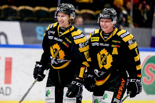 Skellefteås John Norman och Patrik Zackrisson  jublar