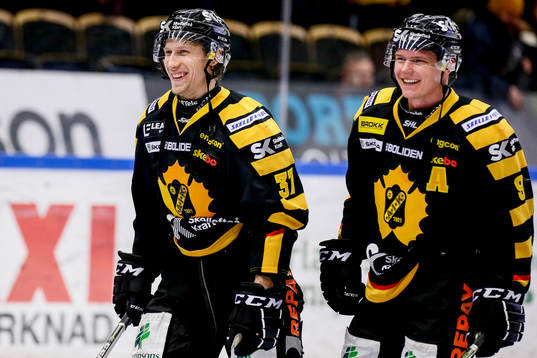 Skellefteås John Norman och Patrik Zackrisson  jublar