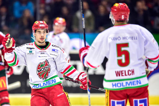 Modos Gustav Possler gratulerar Noah Welch